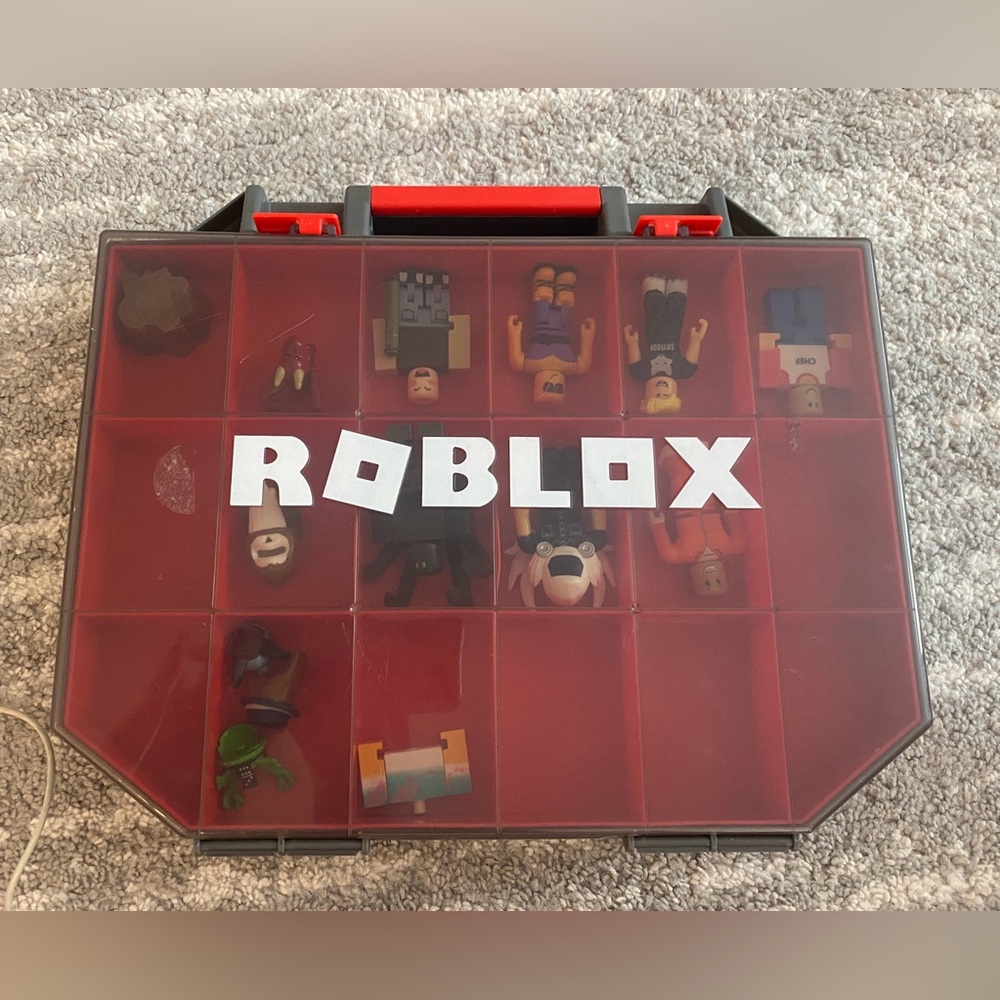 Roblox collectible figures toys with carrying case.